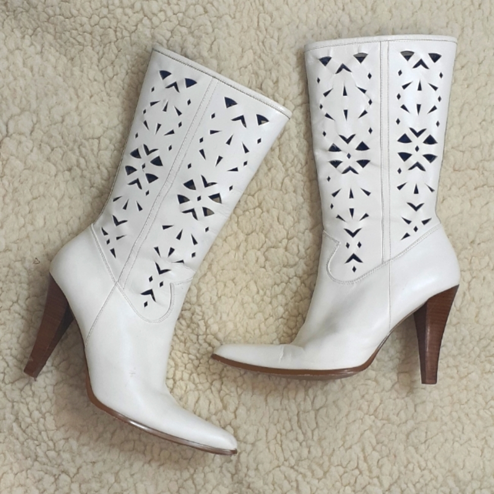 Vintage '70s white Go-Go heeled boots size 9
